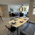 Deluxe Yacht Club Condo Near The Beach